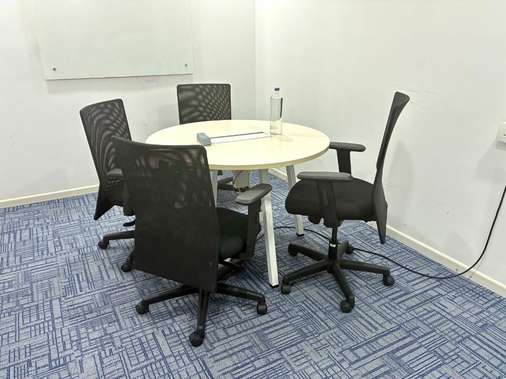 4-person discussion meeting room with round white table and whiteboard